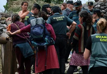 Fotos: los agentes desmantelan la comuna hippie de la familia Arcoíris en Benaocaz, Cádiz