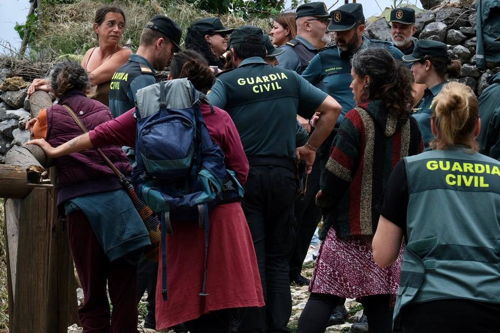 Fotos: los agentes desmantelan la comuna hippie de la familia Arcoíris en Benaocaz, Cádiz