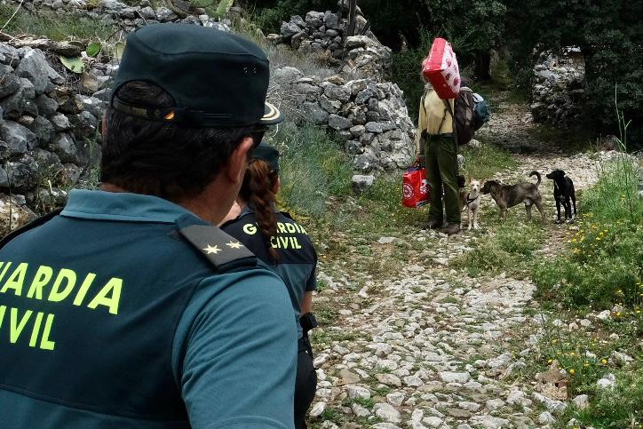 Fotos: los agentes desmantelan la comuna hippie de la familia Arcoíris en Benaocaz, Cádiz