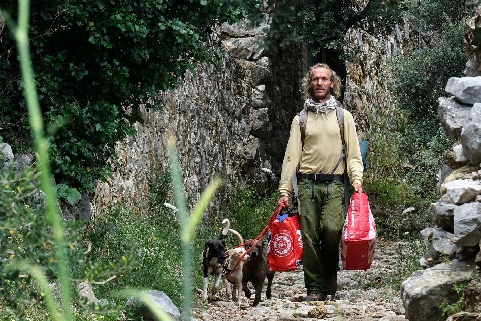 Fotos: los agentes desmantelan la comuna hippie de la familia Arcoíris en Benaocaz, Cádiz