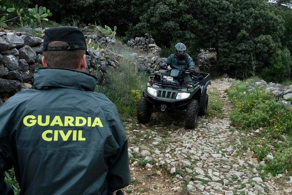 Fotos: los agentes desmantelan la comuna hippie de la familia Arcoíris en Benaocaz, Cádiz