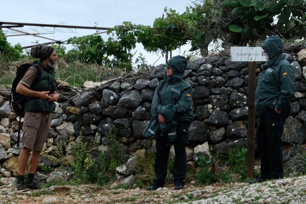 Fotos: los agentes desmantelan la comuna hippie de la familia Arcoíris en Benaocaz, Cádiz