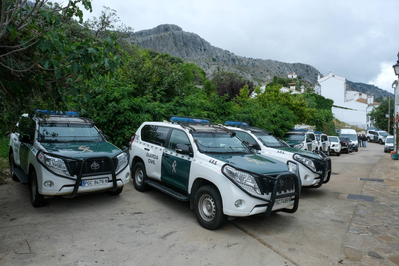 Fotos: los agentes desmantelan la comuna hippie de la familia Arcoíris en Benaocaz, Cádiz