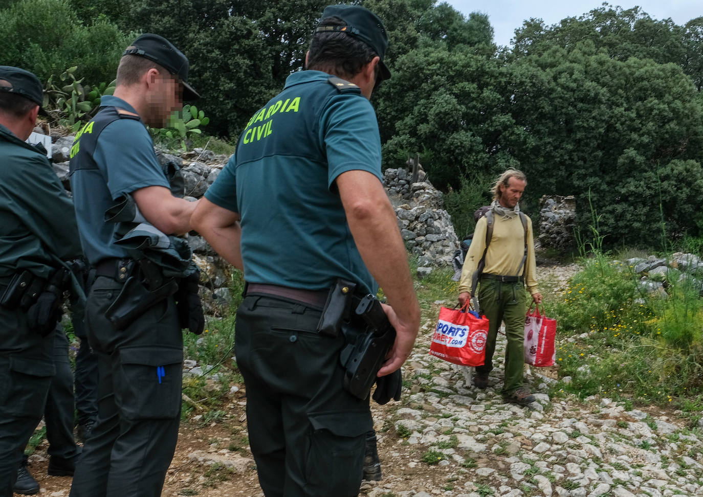 Fotos: los agentes desmantelan la comuna hippie de la familia Arcoíris en Benaocaz, Cádiz