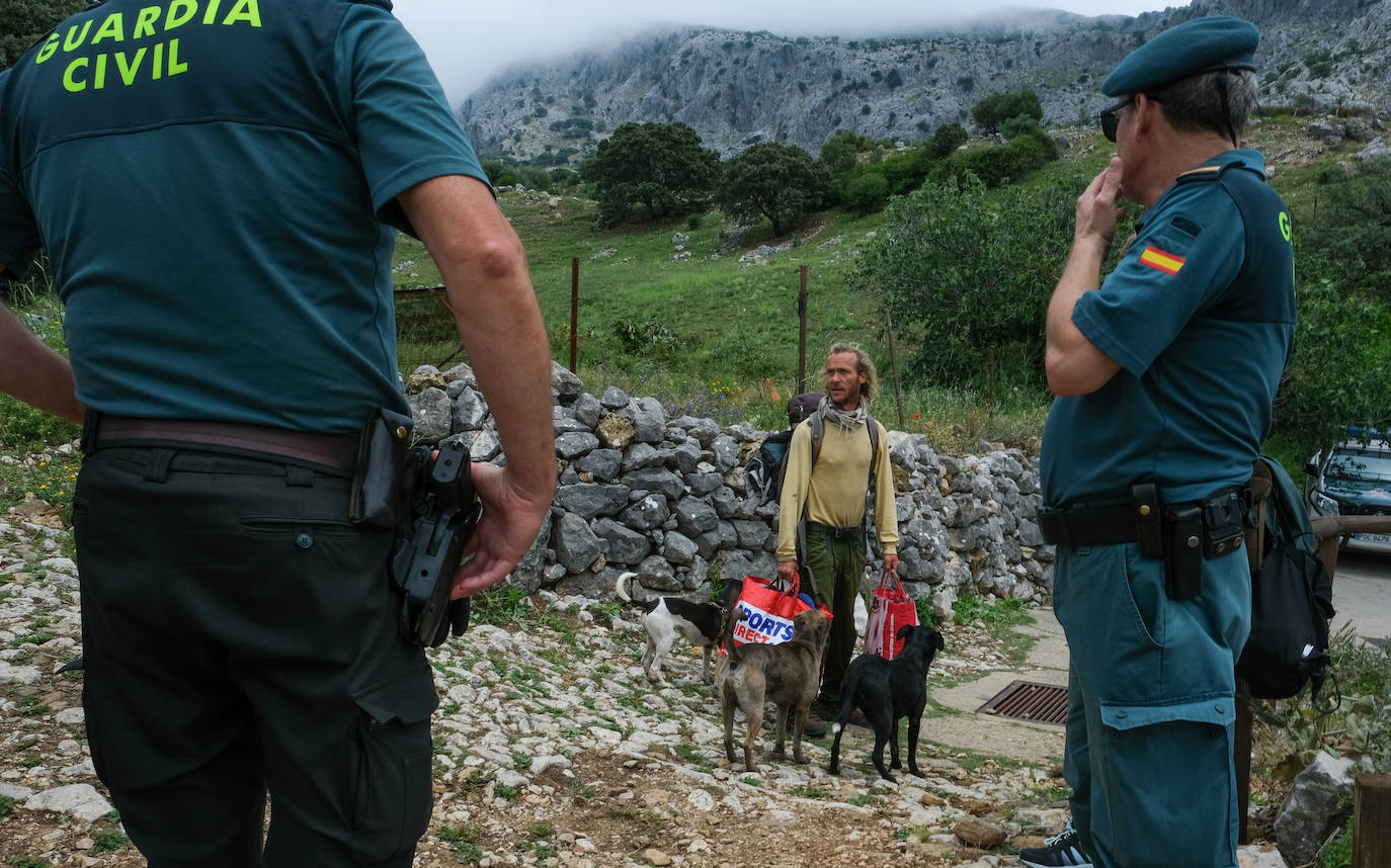 Fotos: los agentes desmantelan la comuna hippie de la familia Arcoíris en Benaocaz, Cádiz