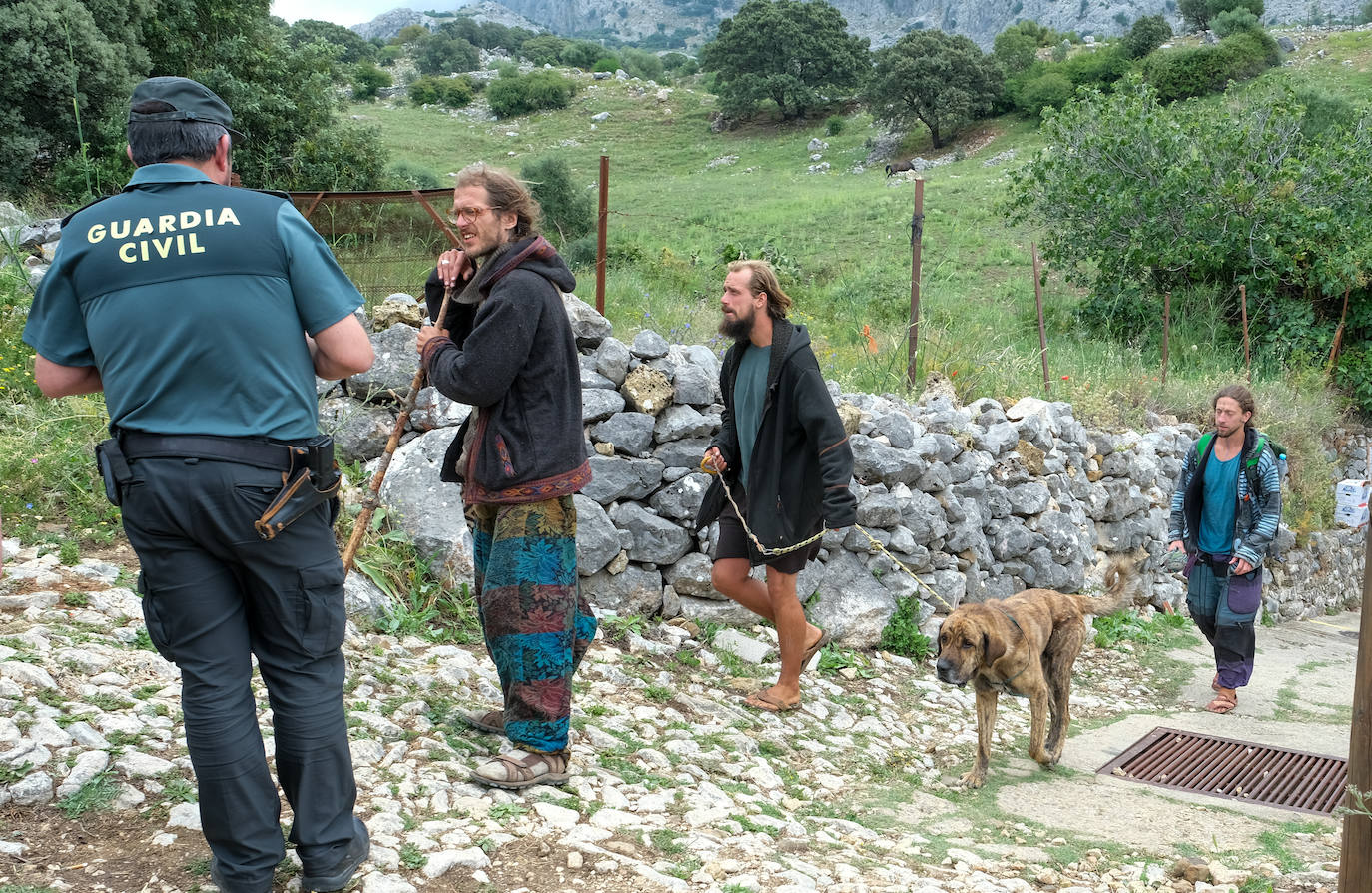 Fotos: los agentes desmantelan la comuna hippie de la familia Arcoíris en Benaocaz, Cádiz