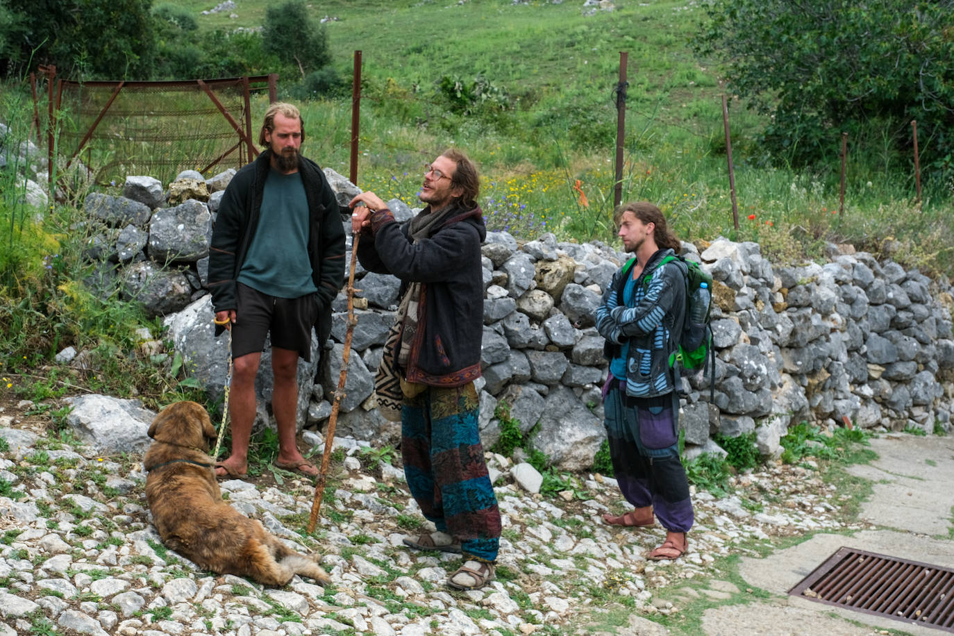 Fotos: los agentes desmantelan la comuna hippie de la familia Arcoíris en Benaocaz, Cádiz