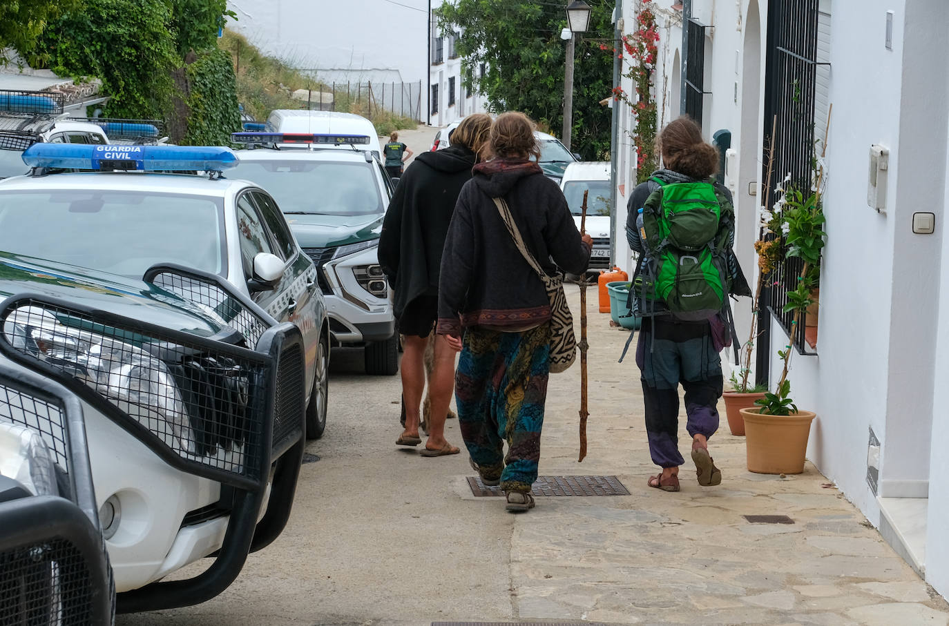 Fotos: los agentes desmantelan la comuna hippie de la familia Arcoíris en Benaocaz, Cádiz