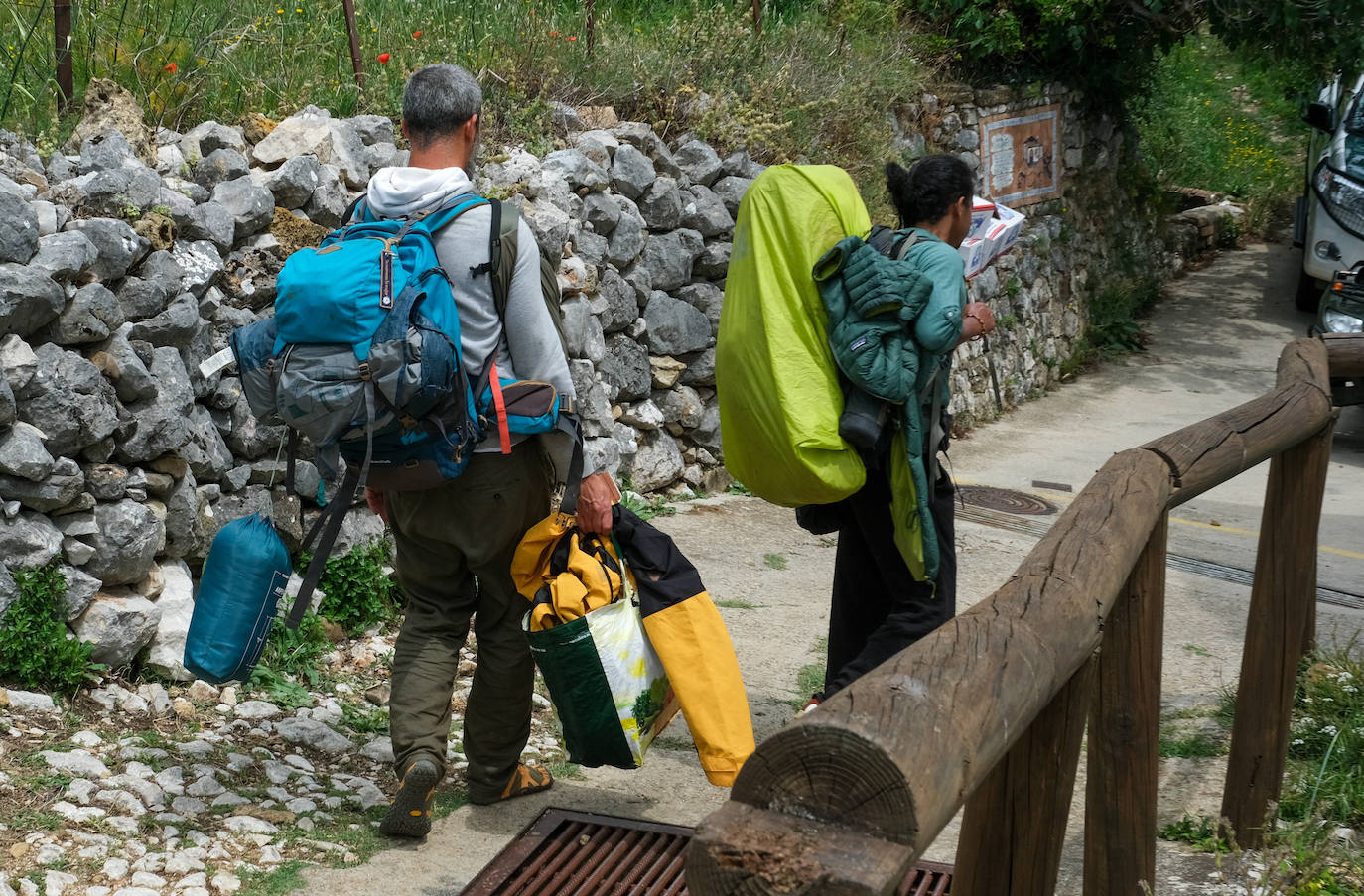 Fotos: los agentes desmantelan la comuna hippie de la familia Arcoíris en Benaocaz, Cádiz