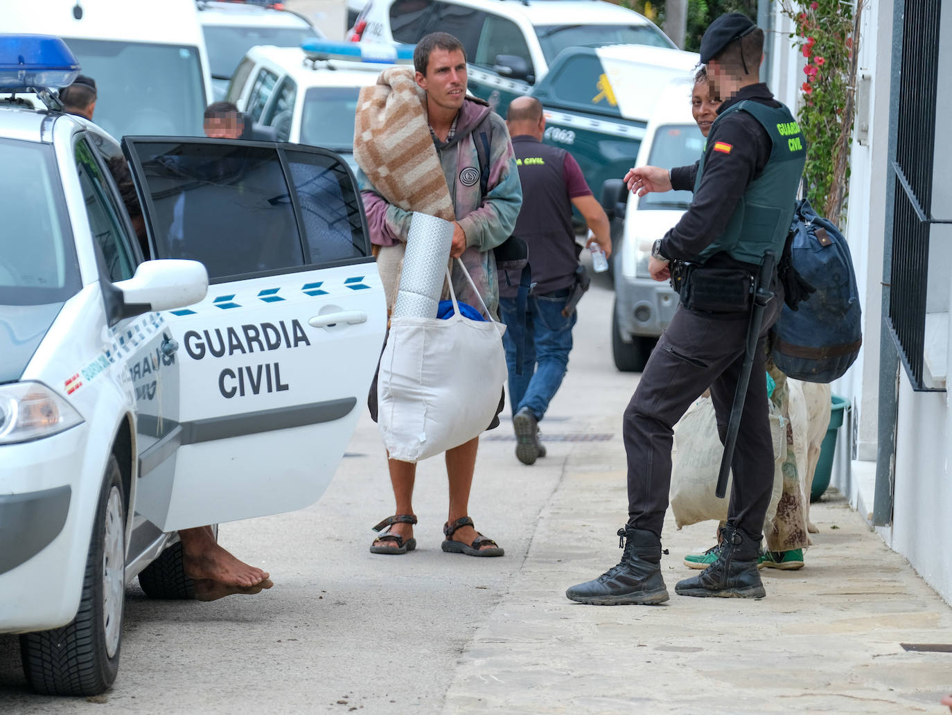 Fotos: los agentes desmantelan la comuna hippie de la familia Arcoíris en Benaocaz, Cádiz