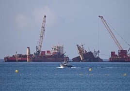 Gibraltar empieza a sacar del agua el casco del buque OS35, hundido desde agosto de 2022