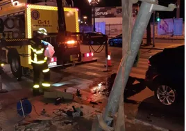 Los bomberos retiran el semáforo de la plaza de las Tortugas en Cádiz tras un accidente de tráfico