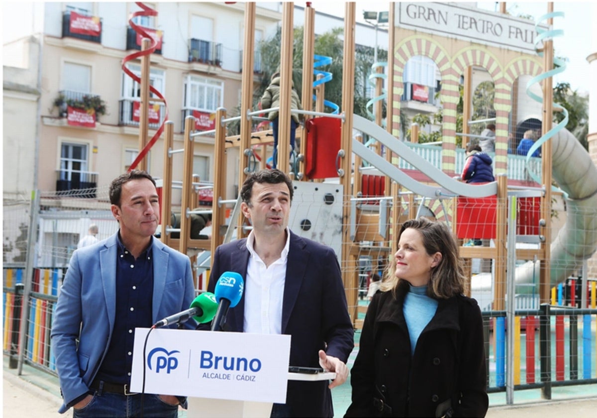 El alcalde electo, Bruno García, junto a los concejales José Manuel Cossi y Maite González.