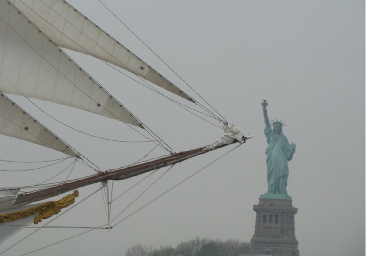 Foto de archivo de la proa del Juan Sebastián de Elcano frente a la estatua de la libertad, durante el 85º crucero de instrucción del buque escuela, en 2014.