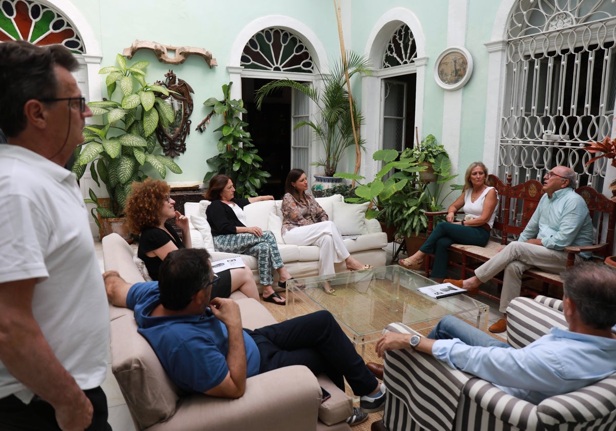 Encuentro en la calle donde el novelista residió.