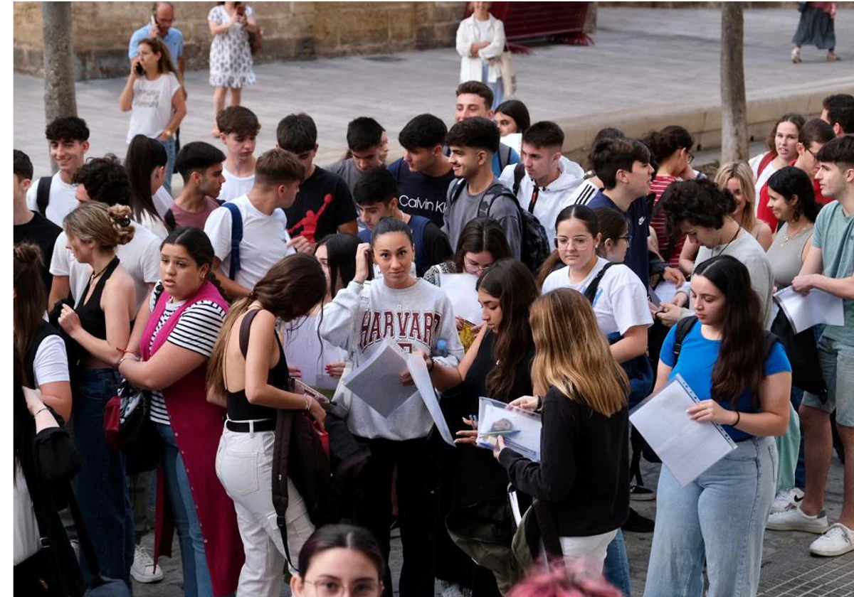Los alumnos, a la salida de las pruebas de Selectividad en Cádiz