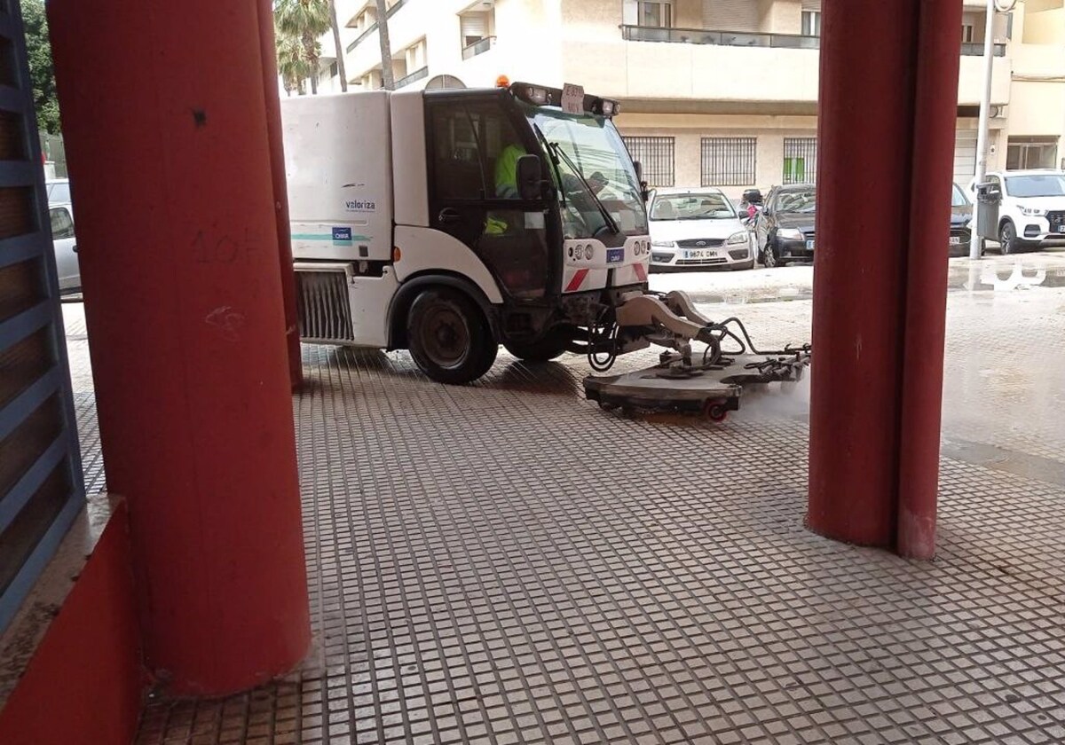 Cádiz aumenta las papeleras y contenedores de la ciudad y suma tres nuevas barredoras al servicio de limpieza