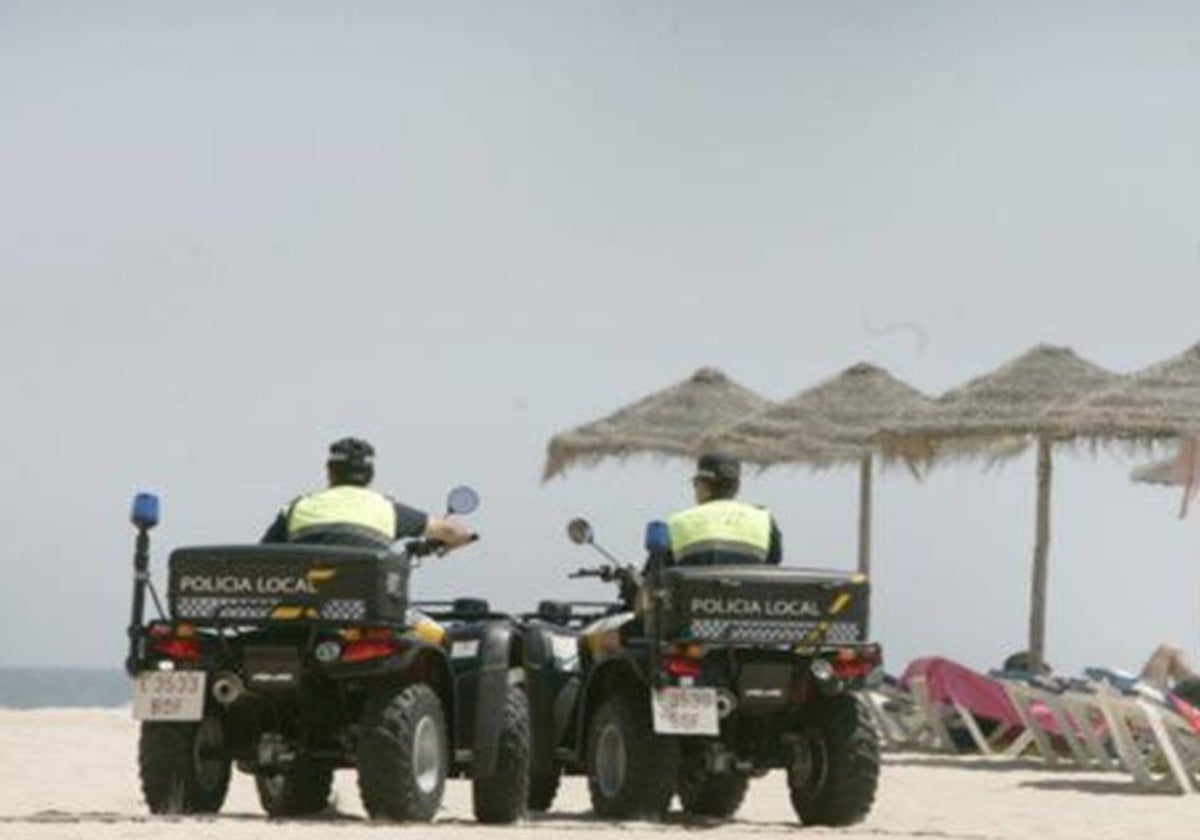 Policías locales, de servicio en la playa.