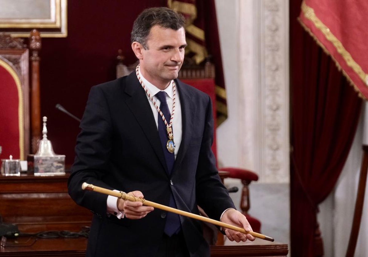 Bruno García con el bastón de mando de la ciudad