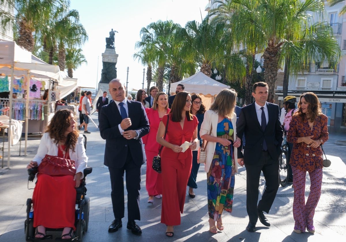 Bruno García, junto con su equipo de concejales, se dirigen a la sesión de investidura.