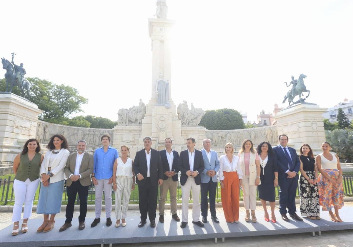 Bruno García posa con quienes componen las listas del PP por Cádiz al Congreso y al Senado.