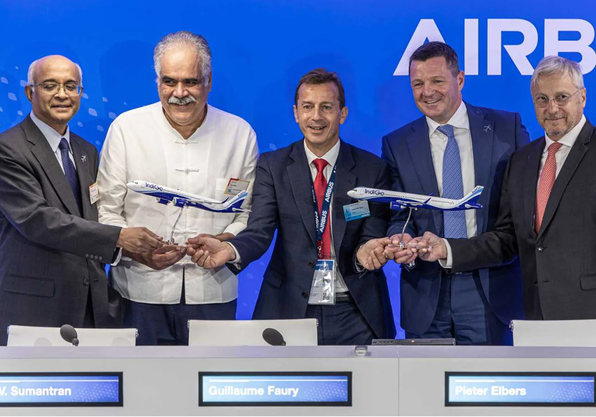 Firma del contrato entre Airbus y IndiGo en París