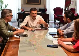 Bruno García abre una nueva etapa de diálogo con los portavoces municipales en el Ayuntamiento de Cádiz
