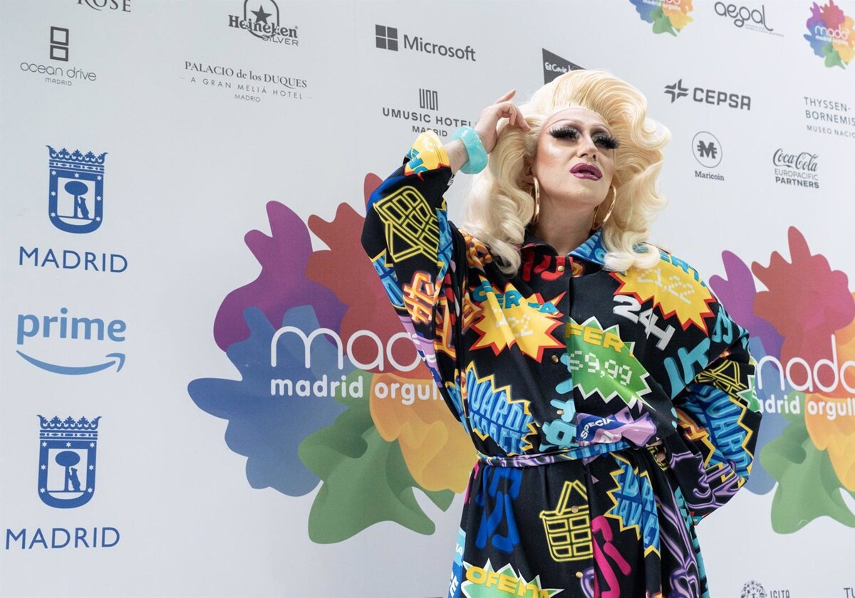 La drag queen Samantha Ballentines durante el photocall del MADO 2023 (Madrid Orgullo).