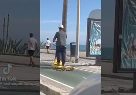 Se pasea con un portapalets convertido en patinete: «Cádiz nunca dejará de sorprenderme»