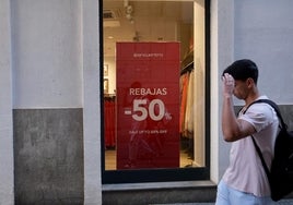 Las rebajas de verano llegan a Cádiz con antelación y con saldos de hasta el 50%