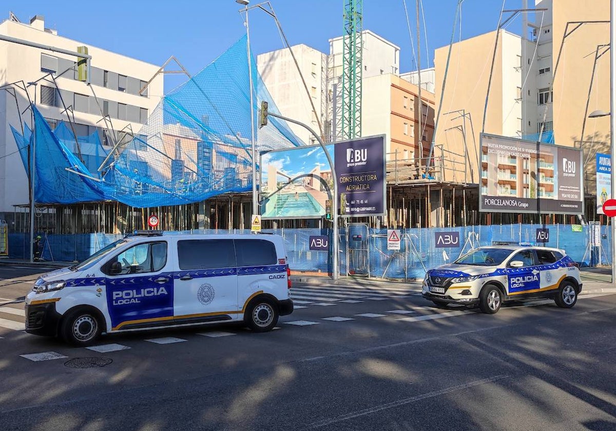 El viento derriba parte de la estructura de una obra en Cádiz