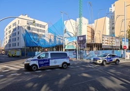 El viento derriba parte de la estructura de una obra en Cádiz