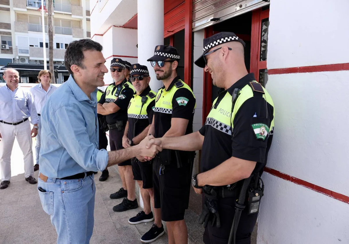 Bruno García saluda a los agentes voluntarios de la Policía Local en la playa