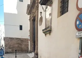 Fuerte viento de levante en Cádiz: bomberos intervienen ante la caída de cascotes en la iglesia de la Merced