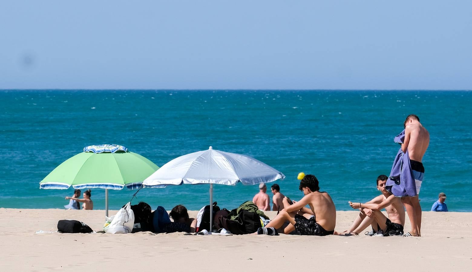 Fotos: Playas y terrazas, aliadas en Cádiz, en alerta naranja por la primera gran ola de calor