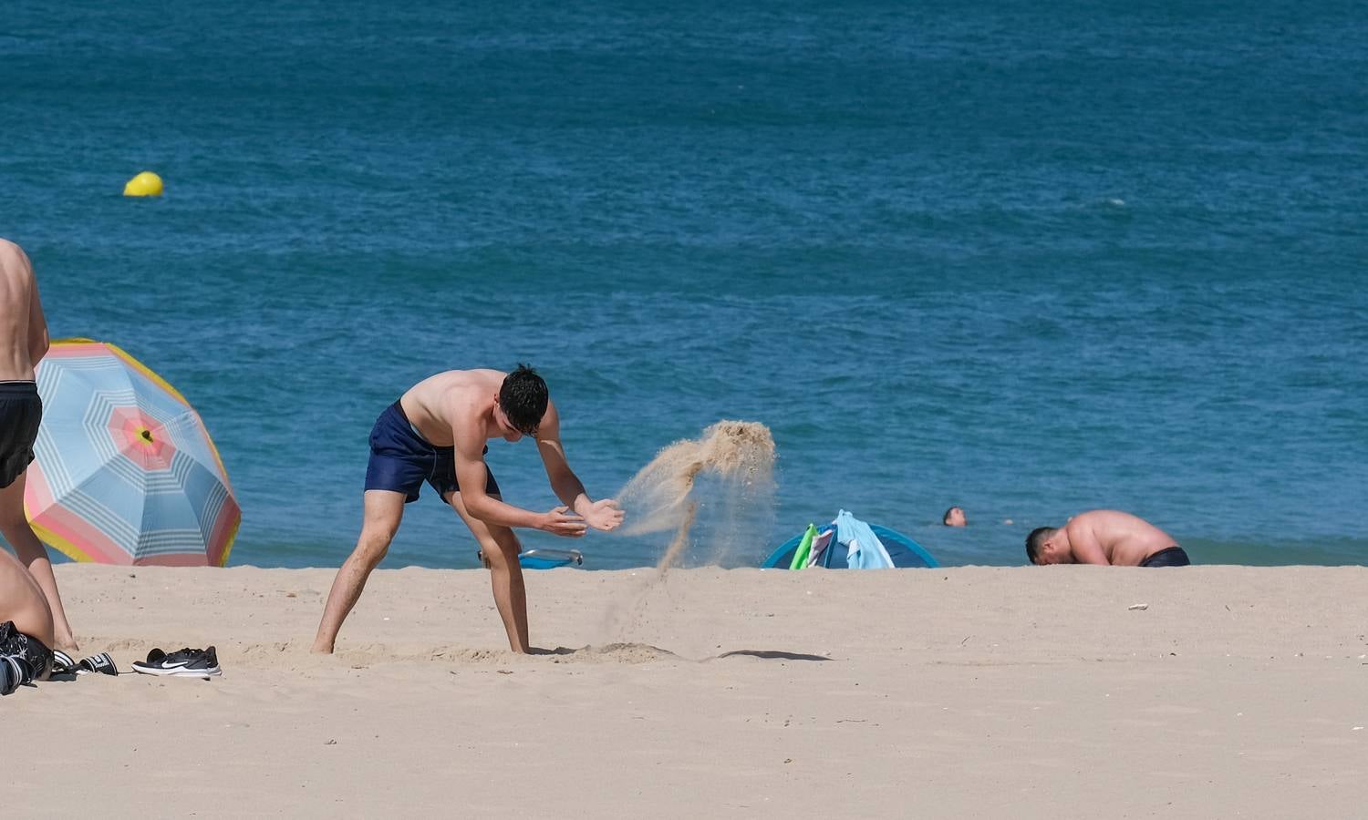 Fotos: Playas y terrazas, aliadas en Cádiz, en alerta naranja por la primera gran ola de calor