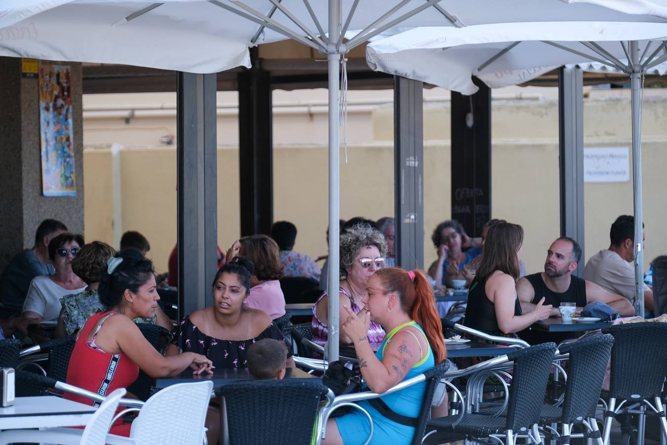 Fotos: Playas y terrazas, aliadas en Cádiz, en alerta naranja por la primera gran ola de calor