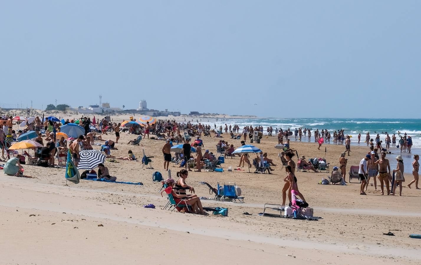 Fotos: Playas y terrazas, aliadas en Cádiz, en alerta naranja por la primera gran ola de calor