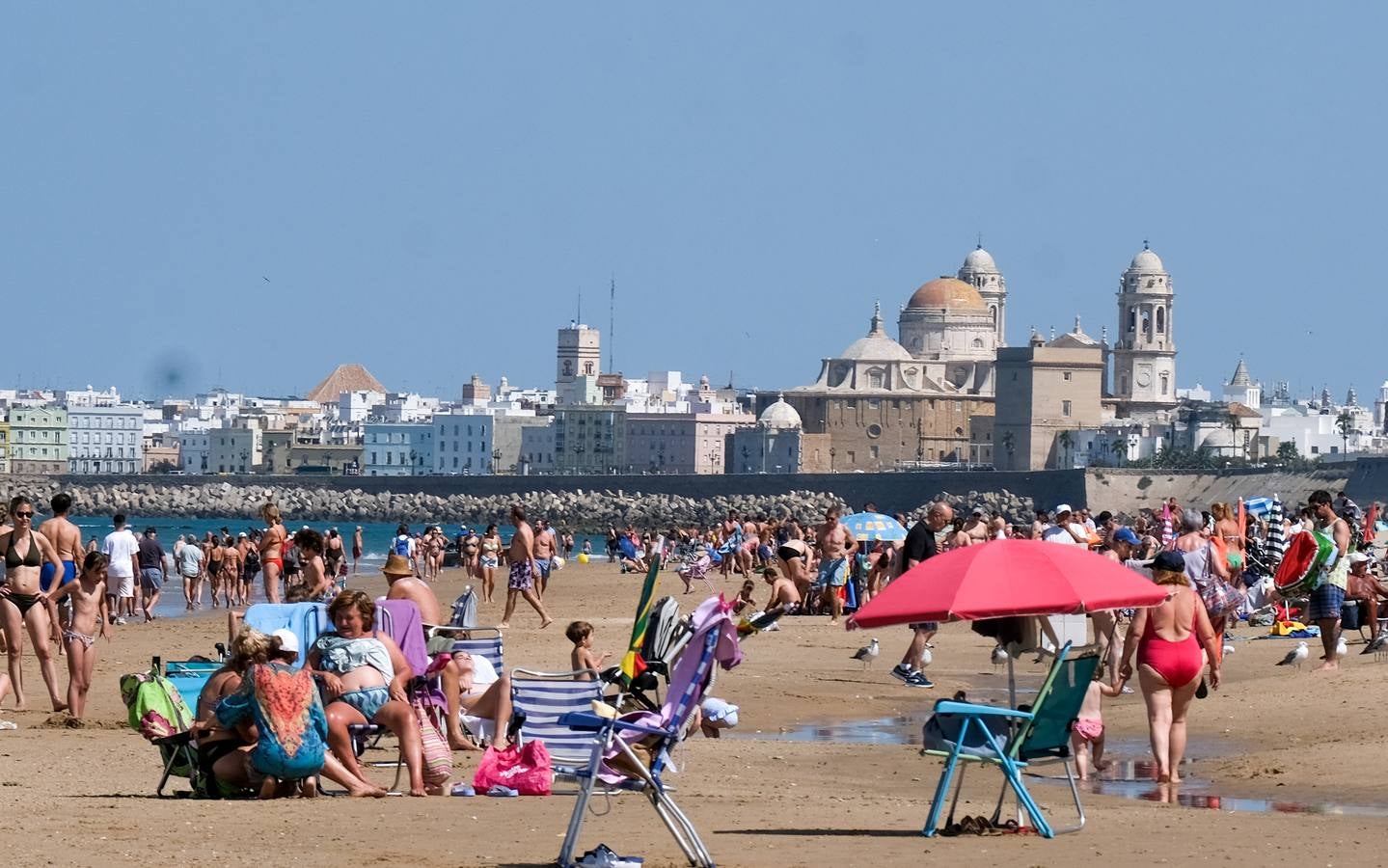 Fotos: Playas y terrazas, aliadas en Cádiz, en alerta naranja por la primera gran ola de calor