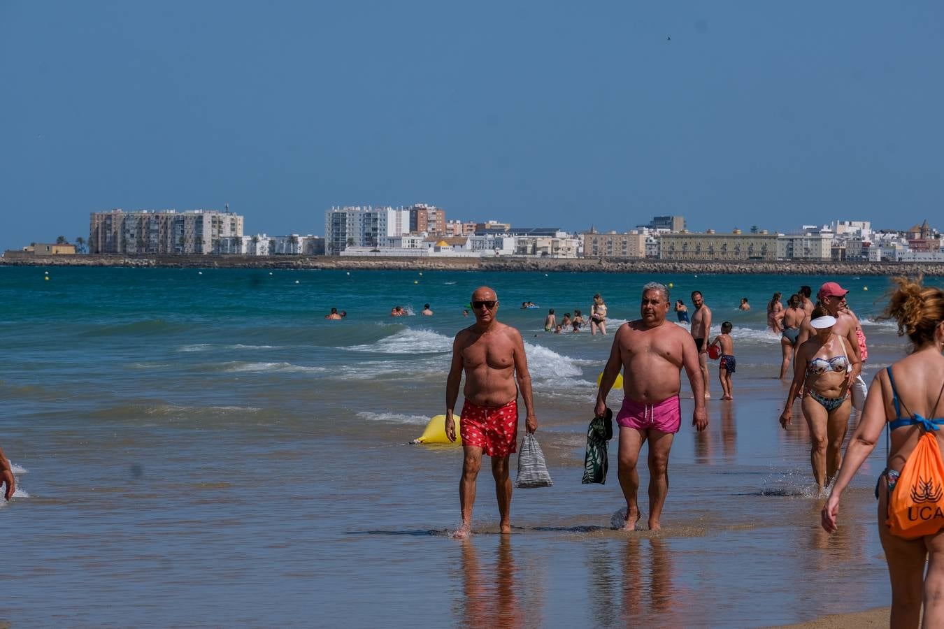 Fotos: Playas y terrazas, aliadas en Cádiz, en alerta naranja por la primera gran ola de calor