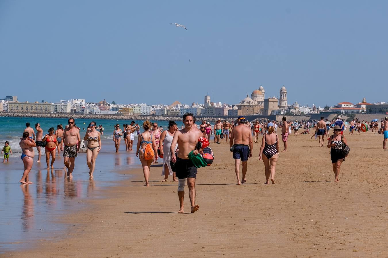 Fotos: Playas y terrazas, aliadas en Cádiz, en alerta naranja por la primera gran ola de calor