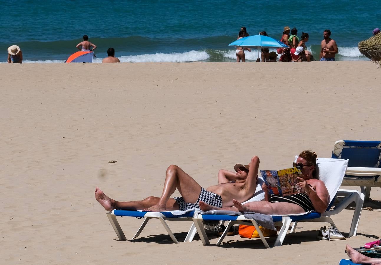 Fotos: Playas y terrazas, aliadas en Cádiz, en alerta naranja por la primera gran ola de calor