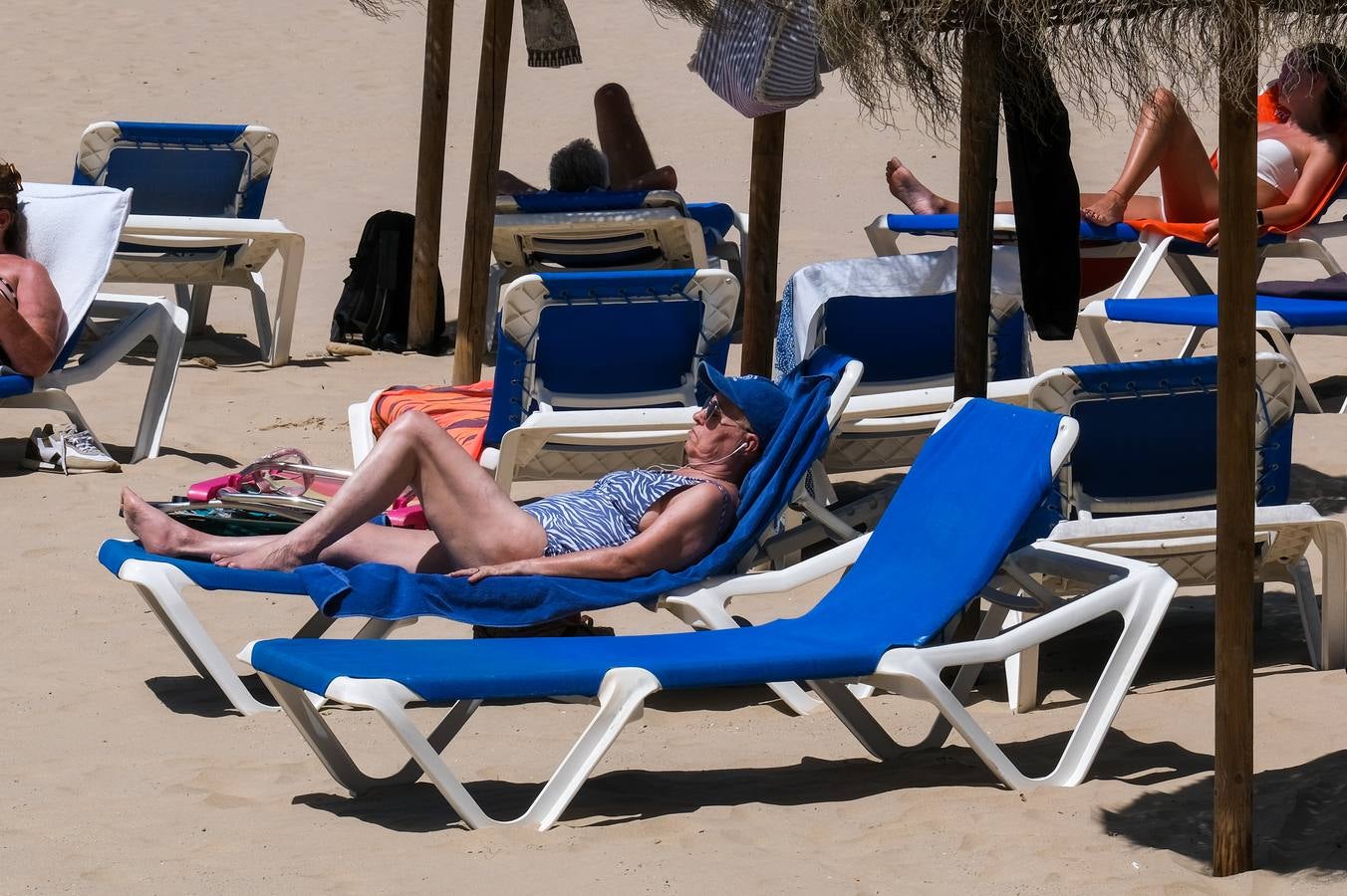 Fotos: Playas y terrazas, aliadas en Cádiz, en alerta naranja por la primera gran ola de calor