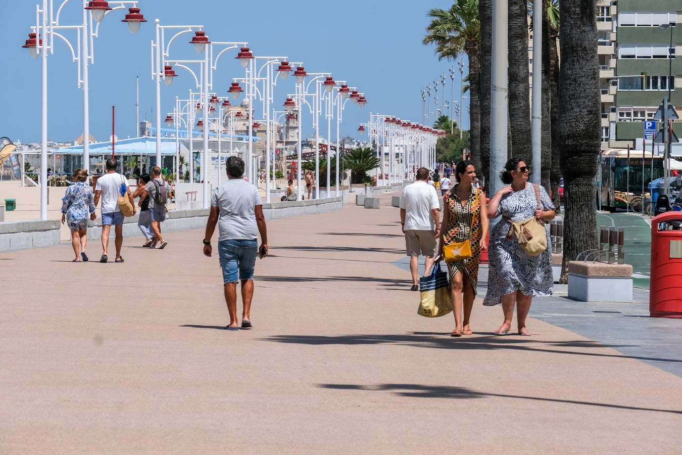 Fotos: Playas y terrazas, aliadas en Cádiz, en alerta naranja por la primera gran ola de calor