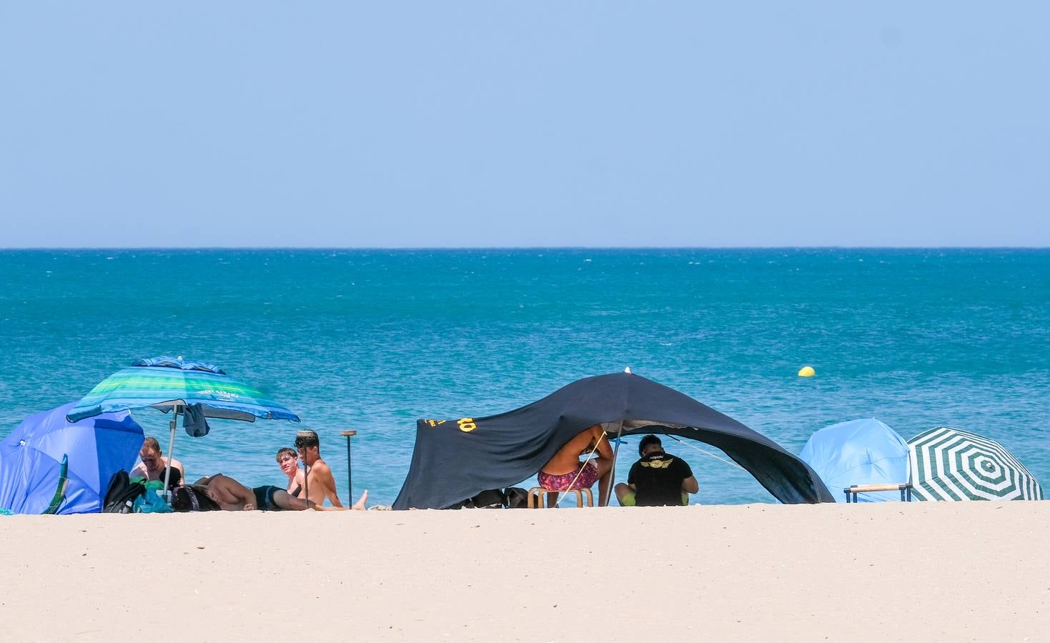 Fotos: Playas y terrazas, aliadas en Cádiz, en alerta naranja por la primera gran ola de calor