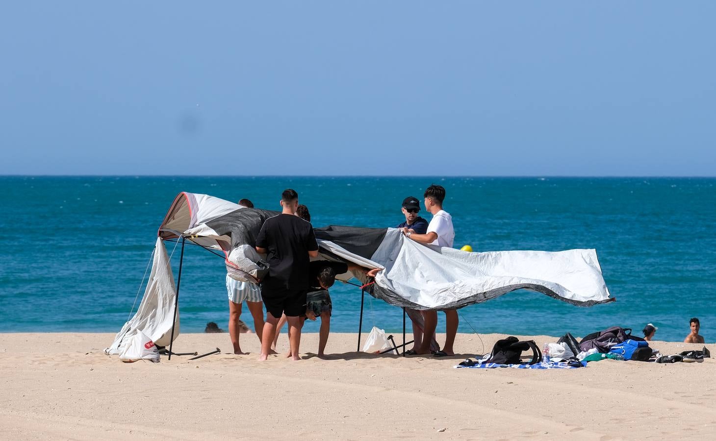 Fotos: Playas y terrazas, aliadas en Cádiz, en alerta naranja por la primera gran ola de calor