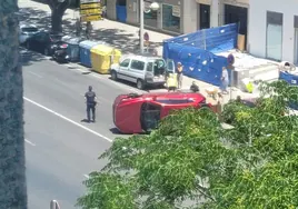 Vídeo: Una mujer queda atrapada en su vehículo tras sufrir un aparatoso accidente en la Avenida Andalucía de Cádiz
