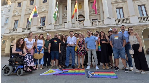 Bruno García iza la bandera del Orgullo en el balcón del Ayuntamiento de Cádiz