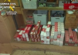 Tabaco ilegal oculto tras la pared en un kiosco de chucherías