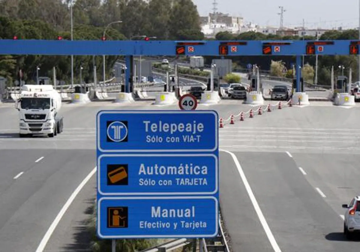 Imágenes de la autopista Sevilla-Cádiz, que este 2019 debe quedar sin peaje.
